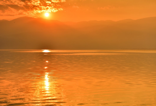 邛海 海上日出