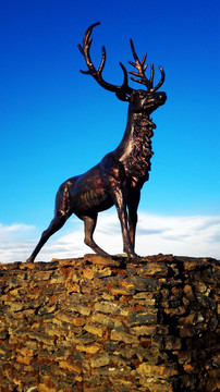 雄性鹿的雕塑