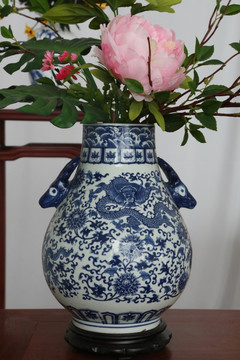 龙纹双兽耳瓷花瓶
