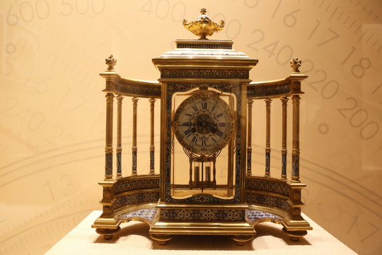 法国的铜镀金珐琅围屏式钟