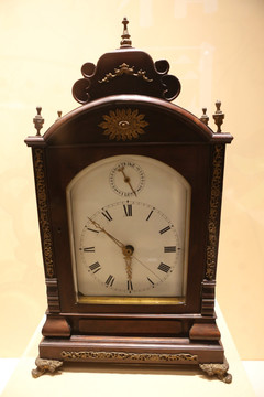清朝的木质嵌铜饰座钟