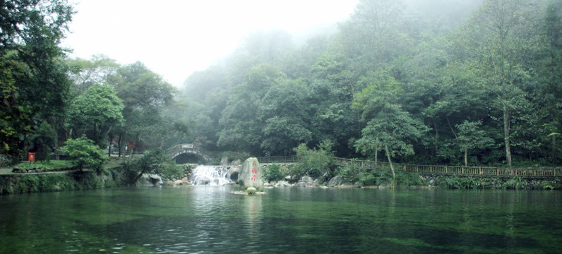 绿水仙境天镜潭