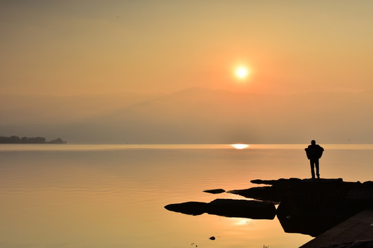 邛海日出