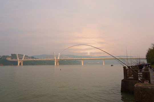 夕阳下的合川嘉陵江南屏大桥