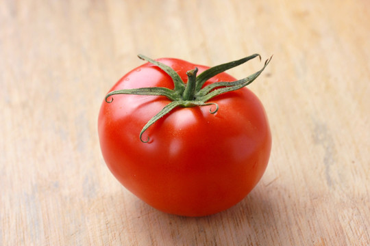 一只新鲜的西红柿