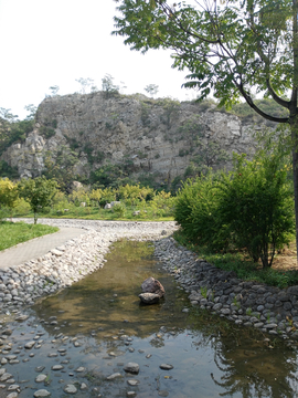 峡谷小河