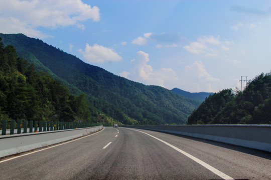 翻越山林高速路