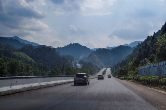 高速穿山路