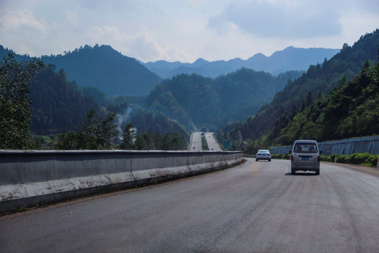 高速翻山越岭