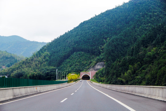 山区高速路隧道