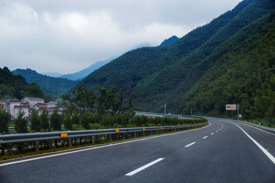 蜿蜒穿山公路