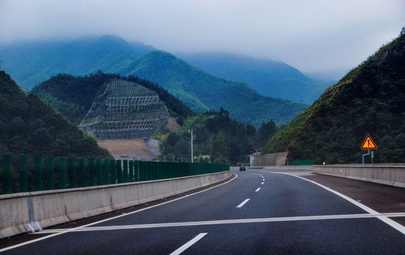 云雾山川高速路