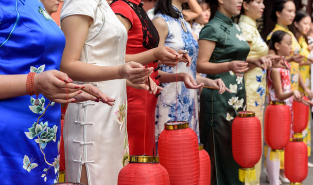 旗袍女人的手部和胸部