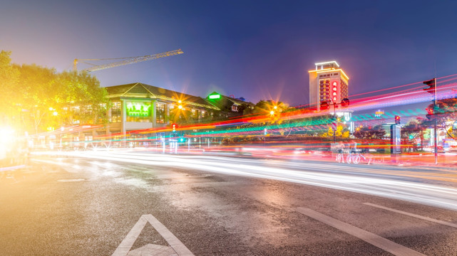 城市建筑夜景和模糊的车灯