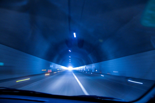 车在高速隧道