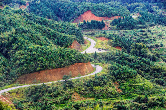 弯曲盘山公路