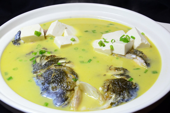 魚頭燉豆腐