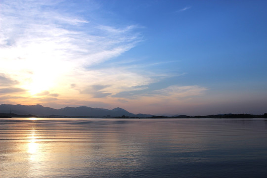 湖面朝霞