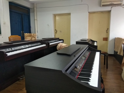 老年大学 钢琴教室