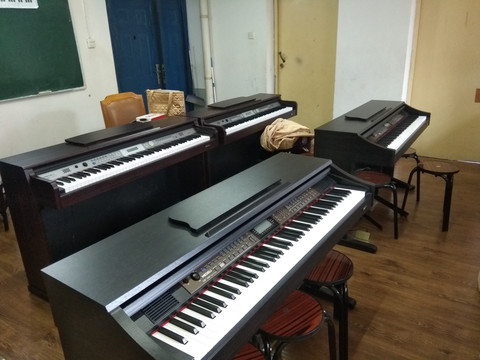老年大学 钢琴教室