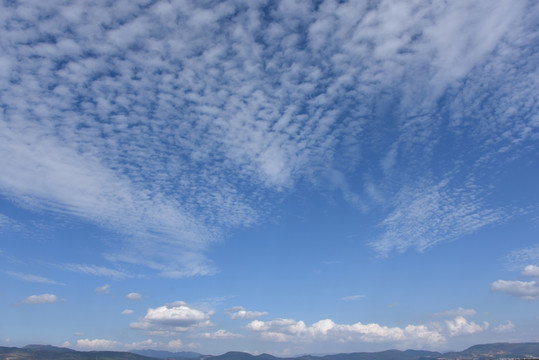 天空云彩远山