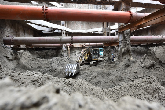 地铁建设 挖土机 工作中的
