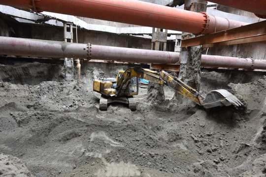 地铁建设 挖土机 工作中的挖