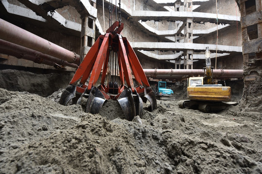 地铁建设 挖土机 工地 地铁