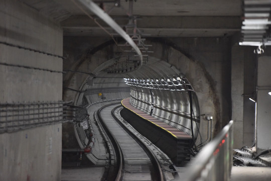 地铁轨道 弯转的隧道 地铁轨区
