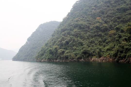 长江峡谷风光 远山