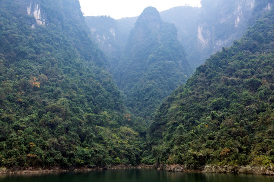 长江峡谷风光 远山