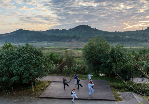 岷江朝霞练太极拳