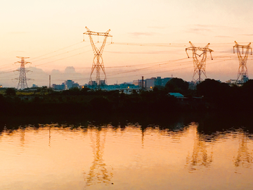 日出东方 流溪河畔 电力塔
