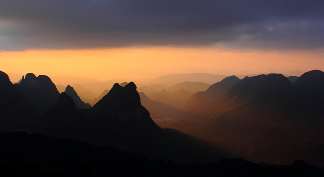 群山夕阳