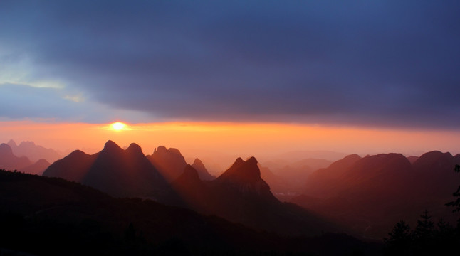 群山晚霞