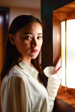 燈光前的女人