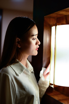 燈光前的女人