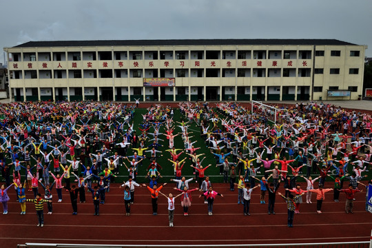 学校 操场 学生做操