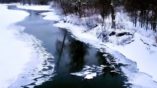 冬季冰雪不冻河