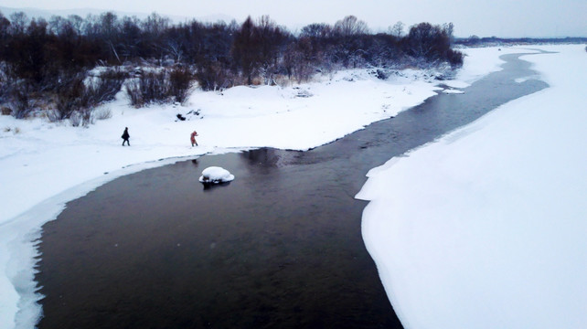 冰天雪地不冻河