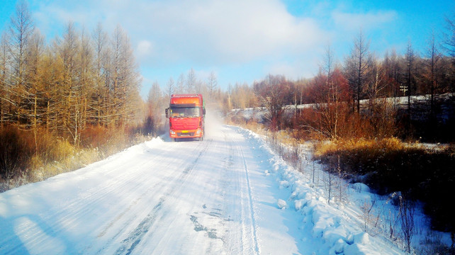 森林冰雪道路