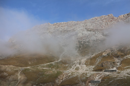 云蒸雾罩的山峰