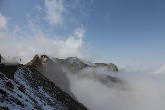 云蒸雾罩的山峰