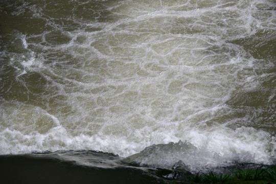 清澈山溪 水面波纹 涓涓流水