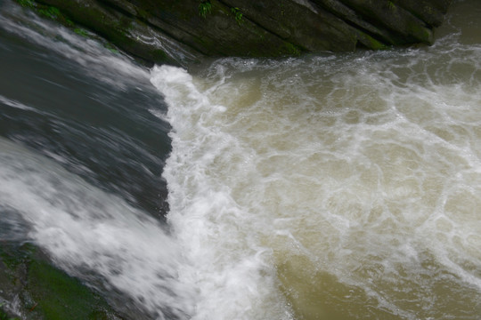 清澈山溪 水面波纹 涓涓流水