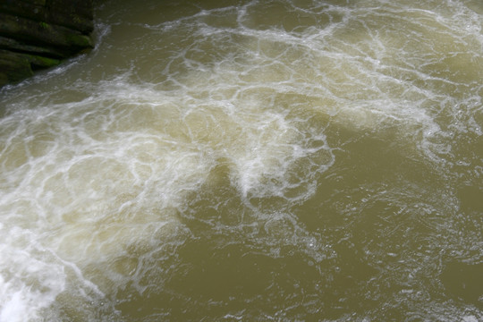 清澈山溪 水面波纹 涓涓流水