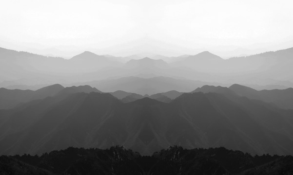 群山 黑白