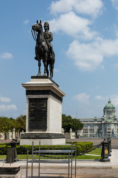 泰国拉玛五世骑马铜像