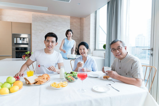 快乐的一家人在厨房吃早餐