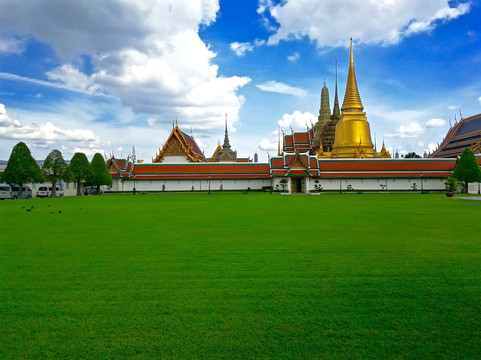 泰国曼谷大皇宫外的草坪